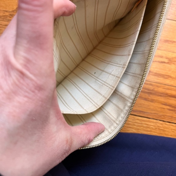 Louis Vuitton neverfull pouch. - Picture 4 of 5